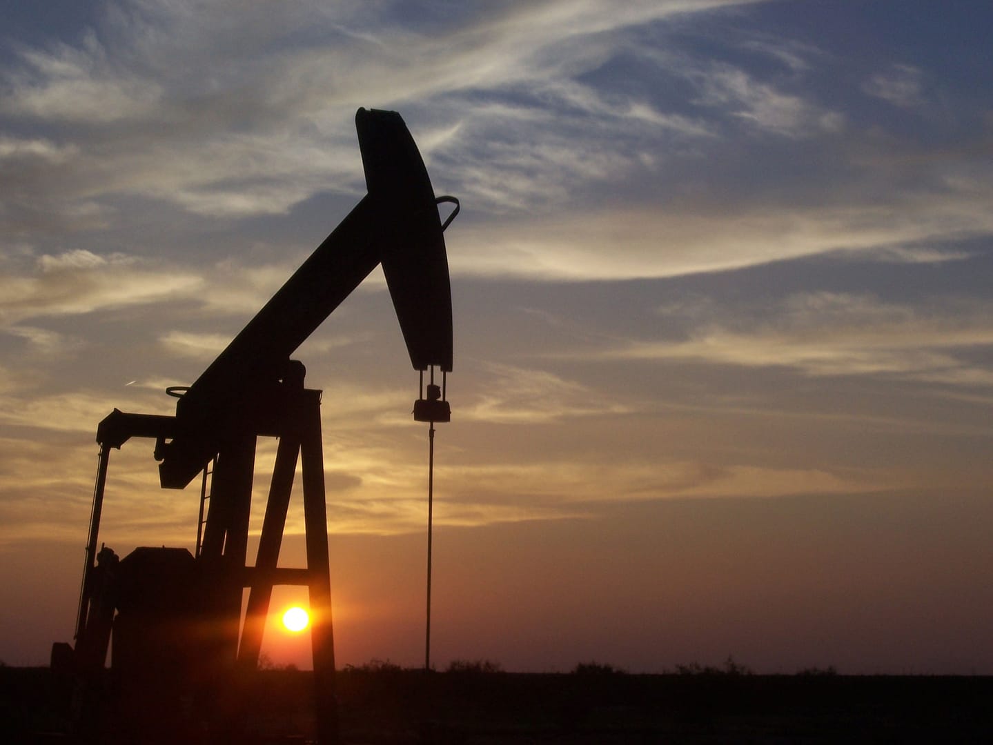 Oil well photo, creative commons, photographer: Eric Kounce